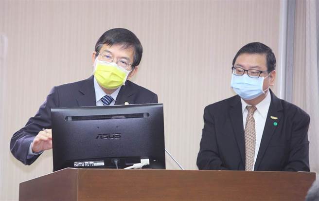 基隆捷运规画成为朝野立委关注焦点，交通部长王国材（左）表示，基隆捷运分两阶段实施，第一阶段为南港到八堵，第二阶段是八堵到基隆，等到第一阶段兴建完成后，基隆市民觉得OK，再来做决定。（张铠乙摄）
