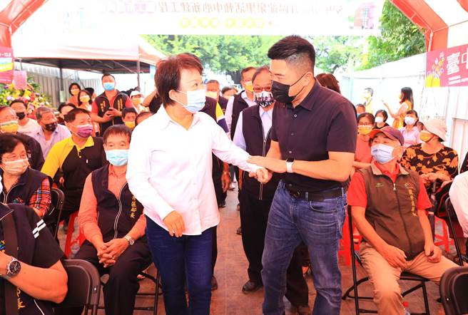 圖為台中市長盧秀燕與國民黨前立委顏寬恒，4日上午在龍泉里活動中心開工典禮短暫合體。（黃國峰攝）
