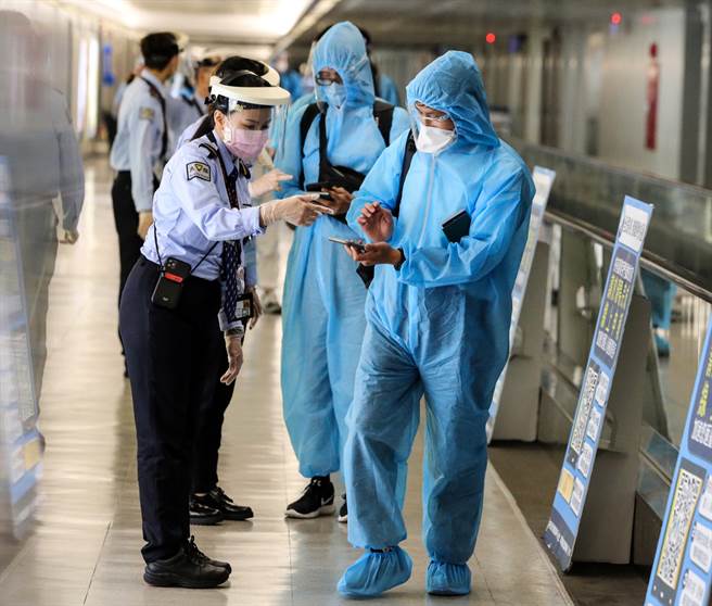 勞動部規劃月底前重啟移工來台。指揮中心將會提供1700間空房因應。圖為民眾入境桃園機場的畫面。（本報系資料照）