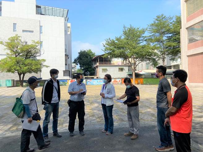 为解决冈山市区的停车位问题，高雄市议员黄秋媖（中）日前到停车场预定地会勘。（黄秋媖提供／林瑞益高雄传真）