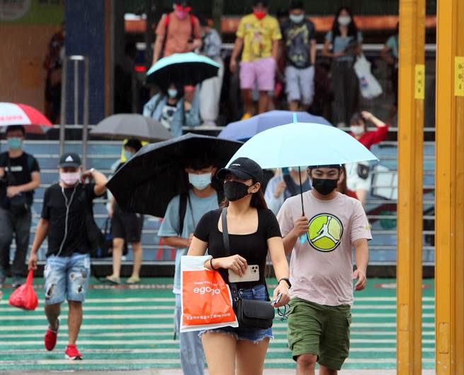 中央流行疫情指揮中心近日核定勞動部「專案引進移工計劃」，要求雇主要為移工投保50萬元醫療商業保險。（示意圖，陳怡誠攝）