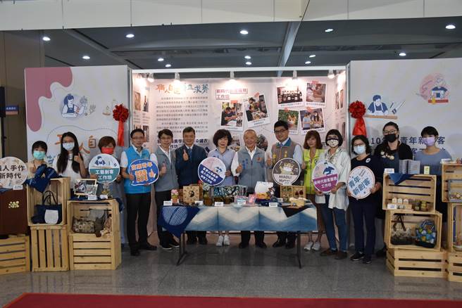 苗栗县长徐耀昌主持百工职人工作坊成果发表。（谢明俊摄）