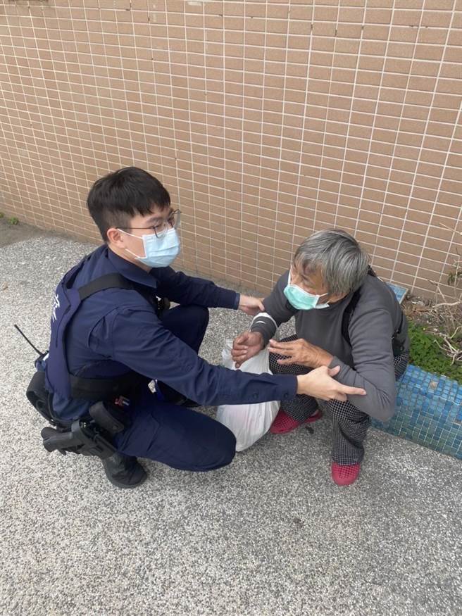 老妇身体突不适瘫坐路旁警急协助幸平安。（警方提供／吕筱蝉桃园传真）