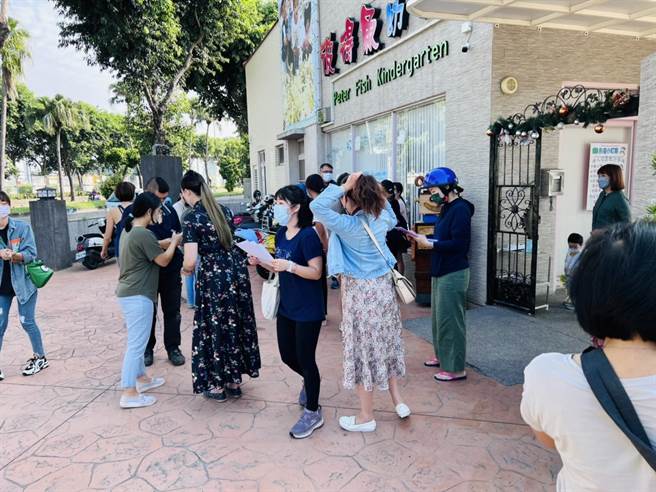 高雄市仁武区日前发生4岁幼童在学校遭老师殴打等疑似不当管教，幼儿园因此被教育局处以停办半年处分，结果引发多名家长连署反弹，认为教育局仅依该学童家长片面说词就严惩强制停办，缺乏完整配套。(民眾提供／林雅惠高雄传真)