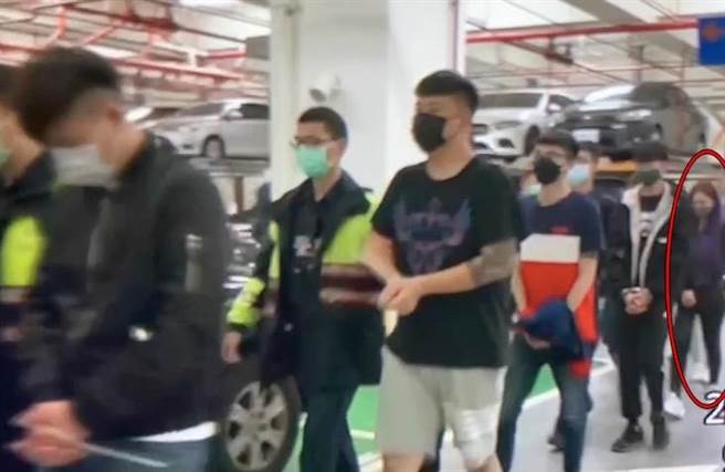 社子大桥下3日发生斗殴事件，其中染着一头紫色头髮的陈姓女子父亲担任北市警刑事单位小队长一职。（图／翻摄画面）