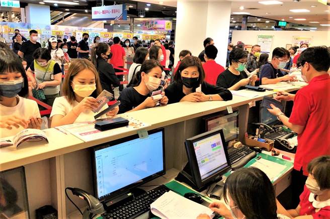 高雄大遠百湧入大批民眾手持五倍券消費，加上高雄券、遠百振興券的加碼，讓來客數成長近3成，進而帶動高單價商品大賣。（遠百提供）