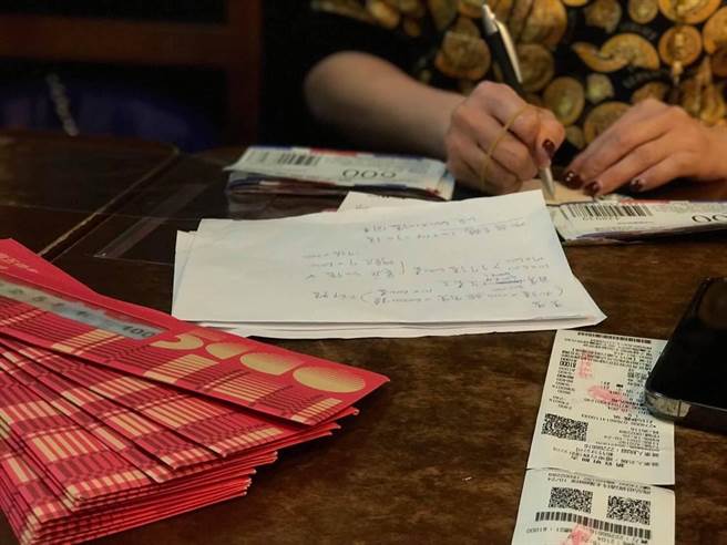 為把握紙本五倍券加碼優惠，新竹大遠百VIP網羅親友上百份五倍券，為了折上加折精打細算。（遠百提供）