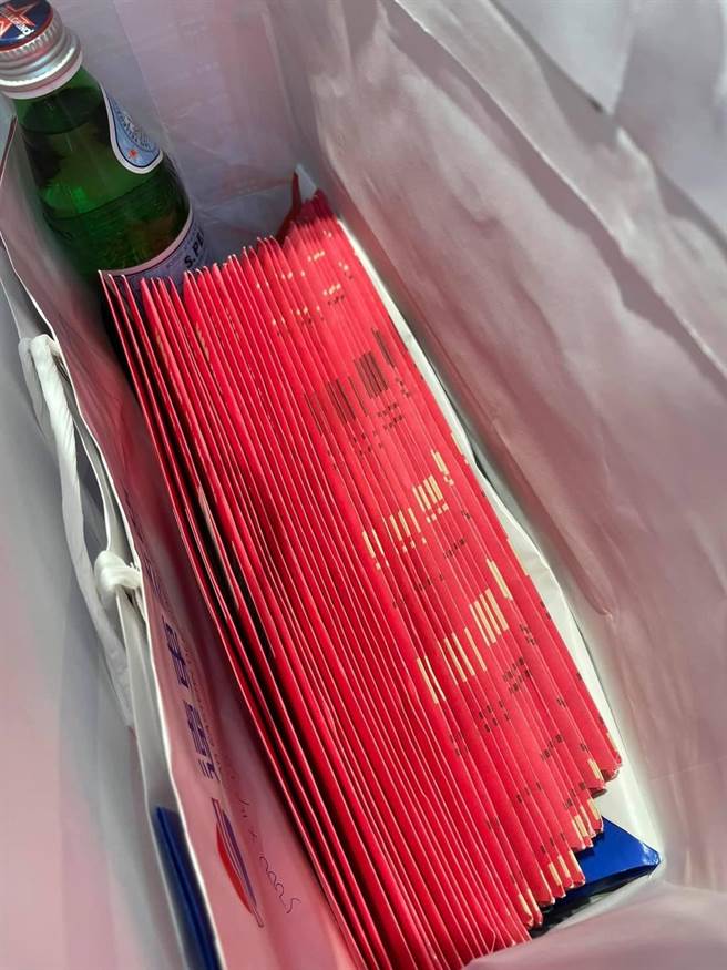 為把握紙本五倍券加碼優惠，新竹大遠百VIP網羅親友上百份五倍券，為了折上加折精打細算。（遠百提供）