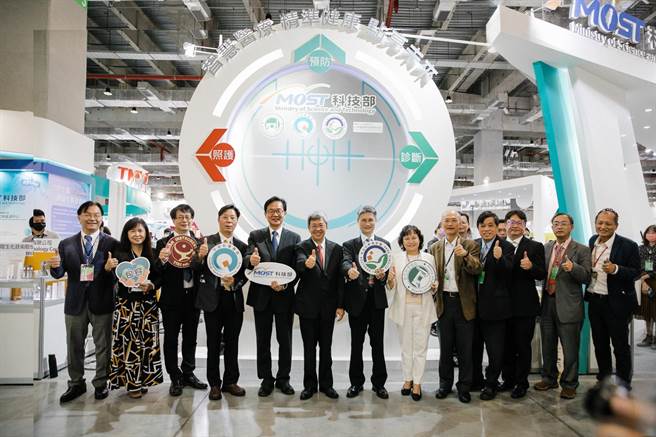 陈建仁前副总统蒞临指导科技部精准健康主题馆。（中科管理局提供）