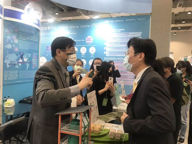 中科施文芳副局长与厂商交流互动。（中科管理局提供）。