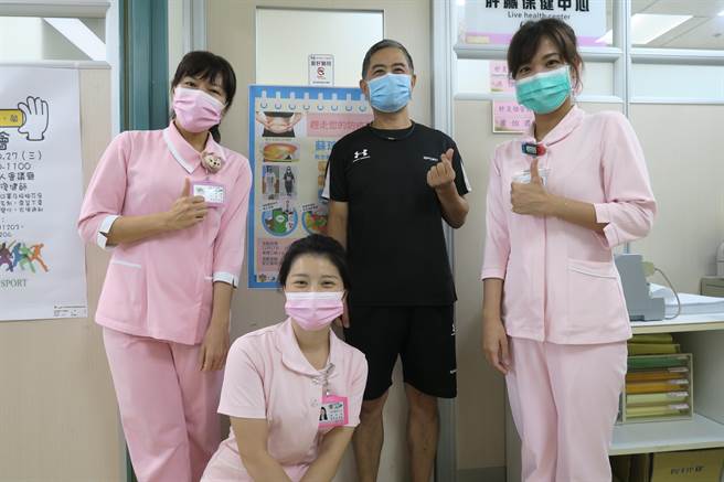 54歲周男（右二）參加彰化醫院健康生活養成班，短短3個月成功甩肉22公斤，成效驚人。（謝瓊雲攝）