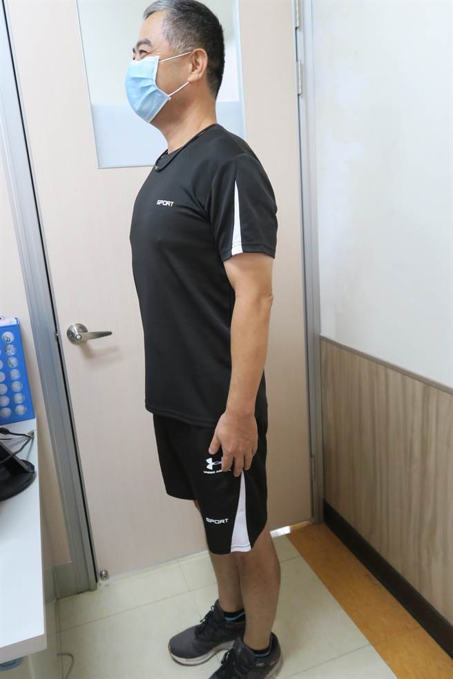 54歲周男（右二）參加彰化醫院健康生活養成班，短短3個月成功甩肉22公斤，成效驚人。（謝瓊雲攝）