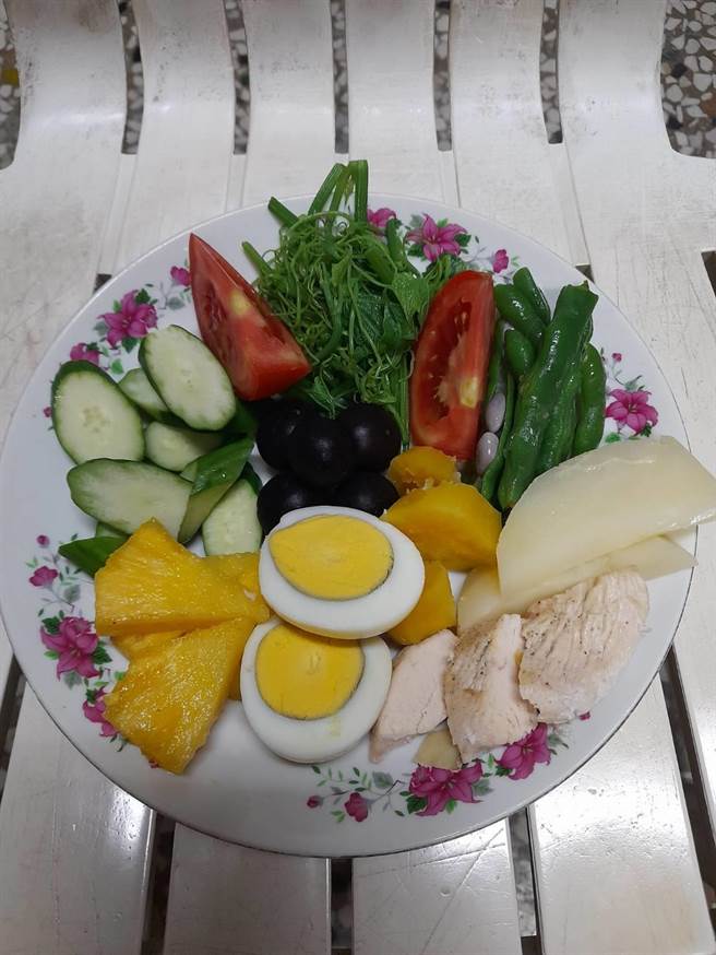 本來就有慢跑習慣的周男，每天出門前都會自製豐盛營養的早餐，六種菜色有肉有蛋還有蔬果，精美擺盤讓他跑步時都心情愉快、充滿期待，等著運動完要回家好好吃早餐。（謝瓊雲攝）