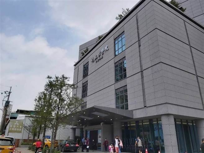 新北市有民眾在网路投诉，指其60多岁的母亲在三峡恩主公医院接种BNT疫苗后，出现呼吸急促、困难等不适症状，未料院方却以「正常反应」为由拒绝看诊，要求退挂号；院方回应，该名病患已出院，院方全程都依「疫苗不良事件通报系统」处理，应是沟通上产生误会。（蔡雯如翻摄）