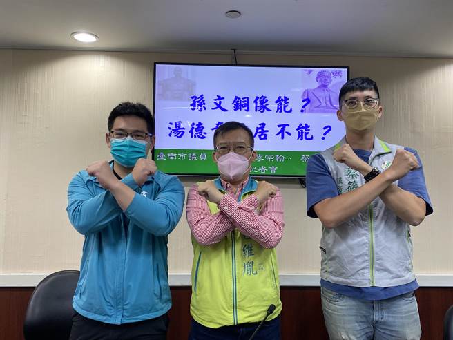 民进党市议员吕维胤(中)、李宗翰(左)今天举行记者会，质疑竖立孙文铜像是与反威权潮流背道而驰。(曹婷婷摄)