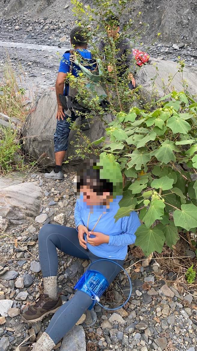 屏東文資所人員勘查石板屋遭蜂螫，申請直升機吊掛送醫。(屏東消防局提供)