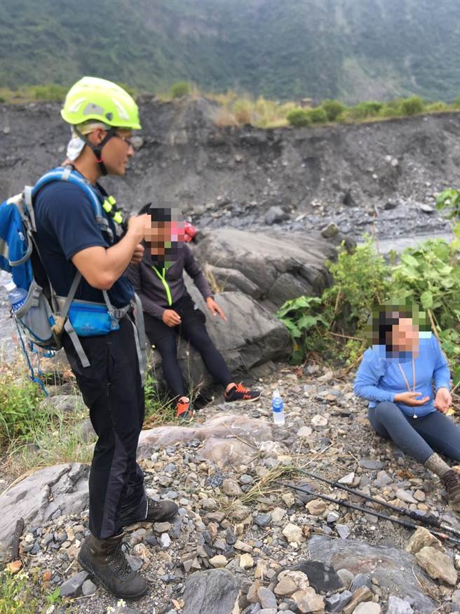 屏東文資所人員勘查石板屋遭蜂螫，申請直升機吊掛送醫。(屏東消防局提供)