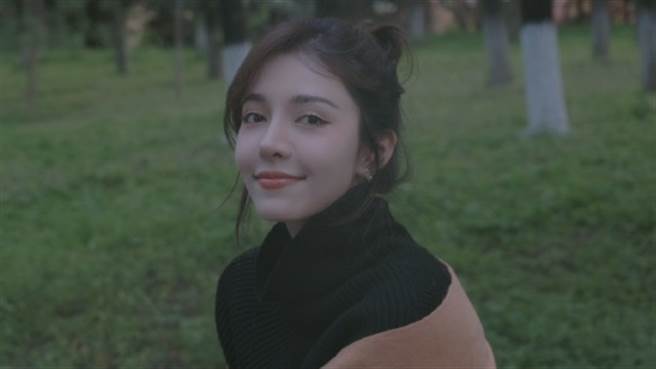 再米热也是出身西疆的美女，近期因演出电影而爆红，近日也在微博上更新近况。（图／微博@再米热）