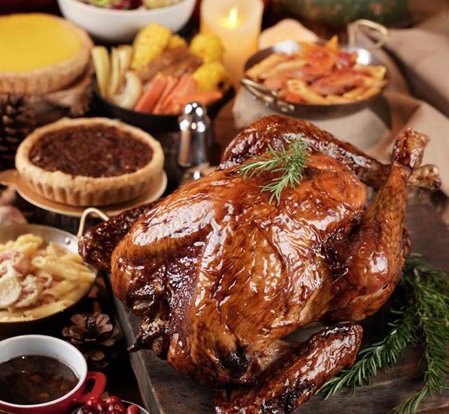 （君品酒店「八寶火雞外帶禮籃-公司派對組」，中西合璧八寶內餡。圖／姚舜） 
