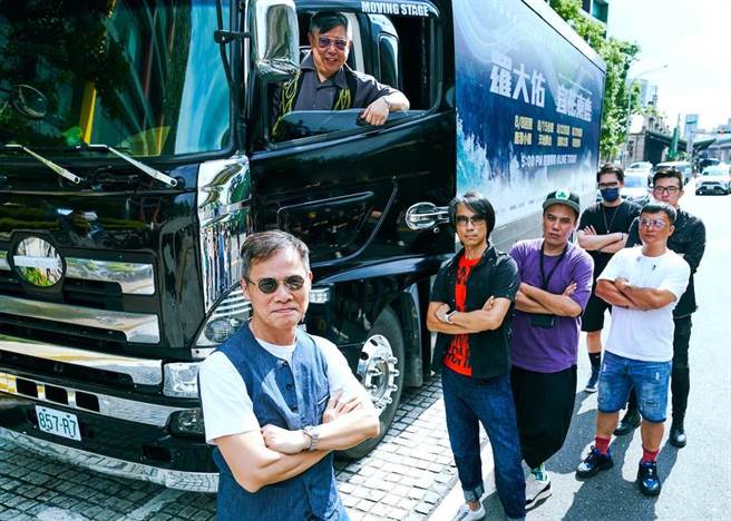 罗大佑号召音乐人回到音乐与大地之心。（东风卫视提供）