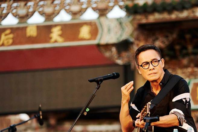 罗大佑在鹿港天后宫.。（东风卫视提供）