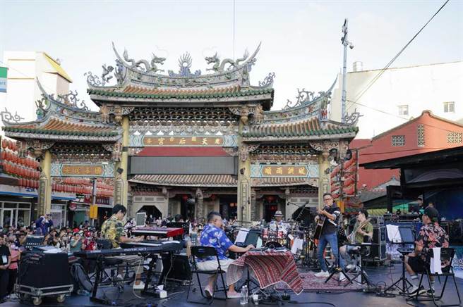 罗大佑演唱会鹿港站，音乐人围圈圈，涌入观眾聚集。（东风卫视提供）