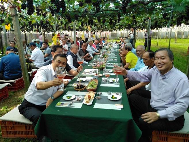 「漫游新社四季行 葡萄飨宴趣」四季农旅活动安排葡萄树下的浪漫佳肴。（台中市农业局提供／王文吉台中传真）