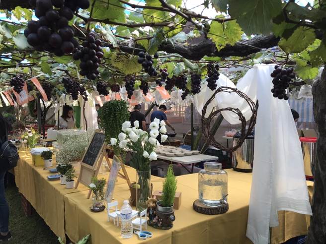 「漫游新社四季行 葡萄飨宴趣」四季农旅活动安排葡萄树下的浪漫佳肴。（台中市农业局提供／王文吉台中传真）