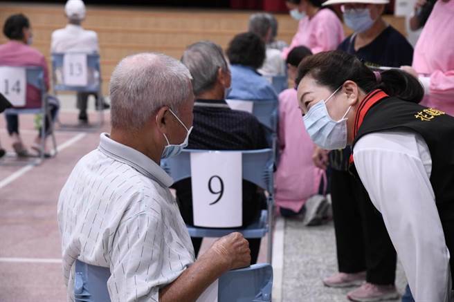 花莲县还有约5600名65岁以上、原住民55岁以上长者，没有上网预约施打第二剂疫苗，县府统一造册5日至13日提供长者施打。图为县长徐榛蔚日前到施打站关心长辈施打情形（资料照片）