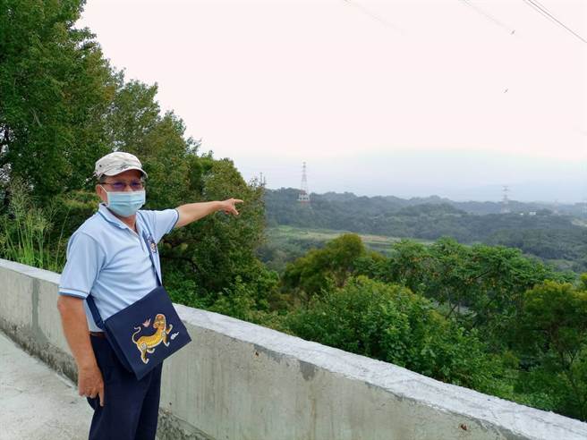 登上新竹市最高峰五步哭山，可远眺大霸尖山与雪山圣棱线。（邱立雅摄）