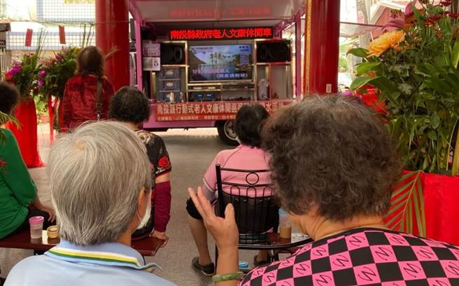 文康車很受長輩歡迎，縣府將研議添購2輛。（南投縣政府提供／廖志晃南投傳真）