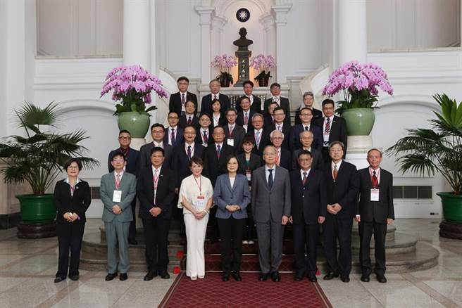 （第一银行连续3年荣获巨擘奖肯定，蔡英文总统（前中）特别接见表扬第一银行董事长邱月琴（前左一），肯定第一银行投入环境永续的亮眼成果。图／总统府提供）