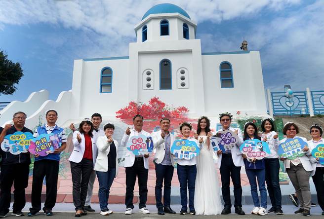 台中市龙井排水及邻近排水环境改善工程4日启用，台中市长卢秀燕与地方人士出席盛会，表示市府会继续加油，让龙井被看见，让丽水渔港成为最适合打卡、结婚的地方。（黄国峰摄）