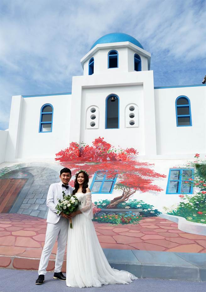 台中市龙井排水及邻近排水环境改善工程4日启用，营造美丽的地中海式景观，让市民可以随时秒飞「小希腊」打造丽水渔港成适合打卡、结婚的地方。（黄国峰摄）