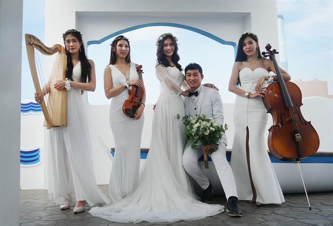 台中市龙井排水及邻近排水环境改善工程4日启用，透过白墙蓝瓦、浑圆围墙、石板街道、柱式建筑等希腊元素，打造「小希腊风」景观。（黄国峰摄）