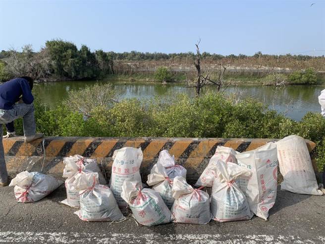 林务局嘉义林区管理处表示，受当地地形和气候因素，秋末冬初经常发生鱼群翻肚暴毙状况，现每天安排人力巡逻打捞。（嘉义林区管理处提供∕吕妍庭嘉义传真）