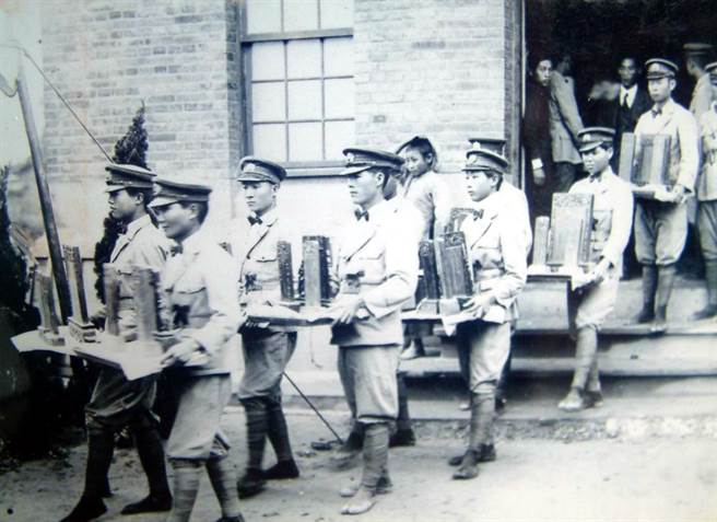 日本人在台湾推行「皇民化」运动，这群即将改姓日本姓氏的台湾青年，手捧祖先牌位准备拿去焚烧。（中时檔案照）