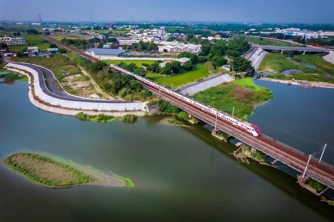 摄影玩家黄威雄以空拍机拍摄三迭溪酷似「台湾岛」的沙洲，恰好有普悠玛列车行经，交织出令人惊艷的画面。（黄威雄提供／张亦惠嘉县传真）