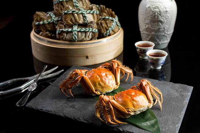 蟬聯4年米其林1星的「雅閣」中餐廳即日起推出秋日蟹宴，打造許多大閘蟹美饌。（台北文華東方酒店提供）