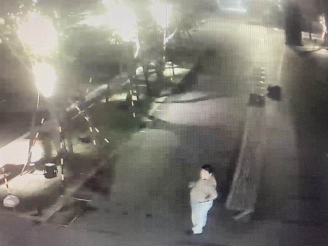 警方經調閱監視器畫面，發現嫌犯先在路口張望，確認四下無人後走到被害人身旁，趁他酒醉不省人事竊走手機。（翻攝照片／林郁平台北傳真）