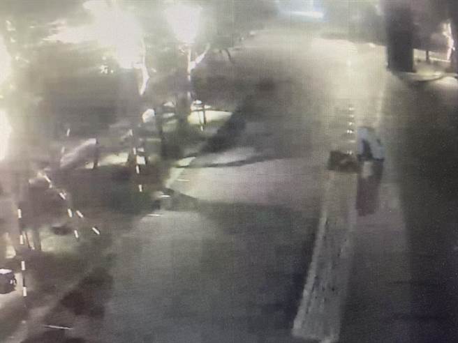 警方經調閱監視器畫面，發現嫌犯先在路口張望，確認四下無人後走到被害人身旁，趁他酒醉不省人事竊走手機。（翻攝照片／林郁平台北傳真）