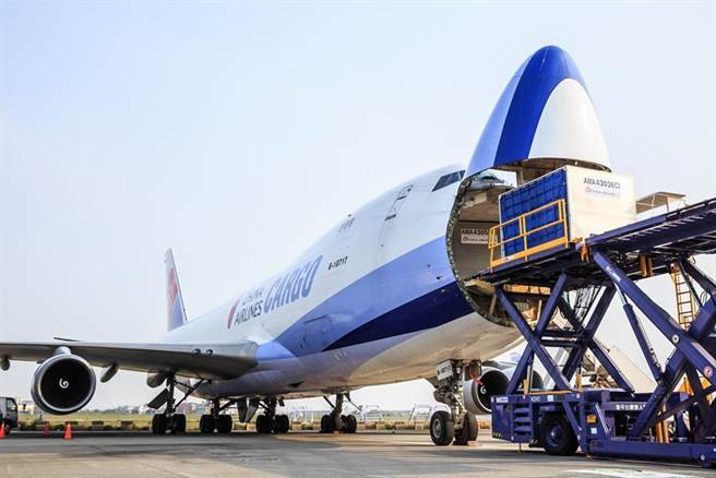汽車零件、半導體等載運需求殷切，帶動第三季提前進入旺季，華航維持高裝載率迎商機。（圖／華航提供）
