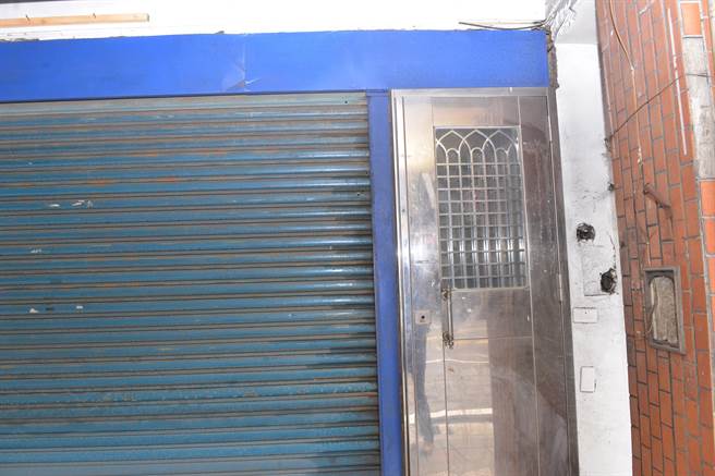 新北市五股區某間花店4日上午鐵門遭轟5槍，圖片可見明顯彈孔。（翻攝照片／戴上容新北傳真）