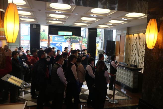 新北市消防局第七大隊4日下午於永和錢櫃KTV舉辦演練，確保火災警報功能。（第七大隊提供）