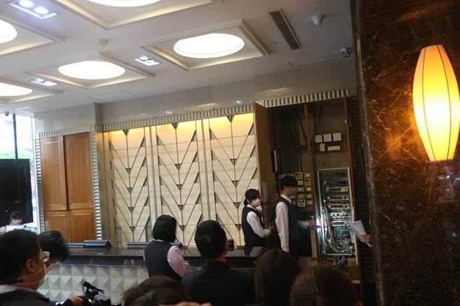 新北市消防局第七大隊4日下午於永和錢櫃KTV舉辦演練，確保火災警報功能。（第七大隊提供）