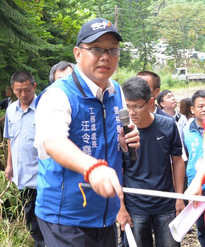 云林县政府工务处长汪令尧从土木工程监工做起，今年在教授催促下攻读博士班，把近30年工程生涯经验写入论文。（周丽兰摄）