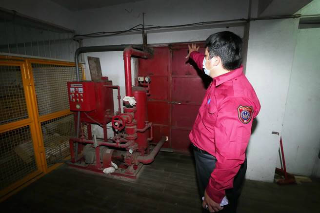 新竹县政府组成联合稽查小组，4日前往湖口乡北美大楼，了解建筑物使用状况及逃生、消防设施等。（庄旻静摄）