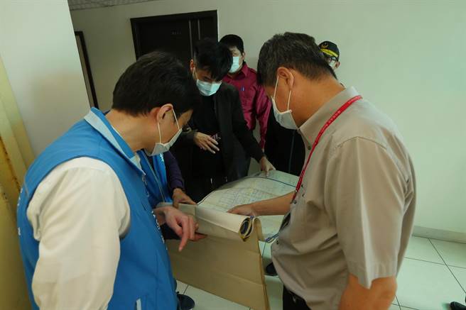 新竹县政府组成联合稽查小组，4日前往湖口乡北美大楼，了解建筑物使用状况及逃生、消防设施等。（庄旻静摄）