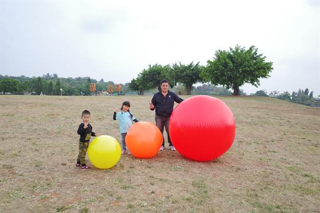 参加「滚大球」亲子活动，留下最珍贵的幸福回忆。（金城镇公所提供）