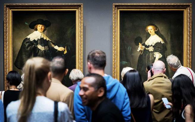 ↑《是谁得手林布兰？》描绘因林布兰56亿画作拍卖引爆的荷法外交大战。（海鹏影业提供）